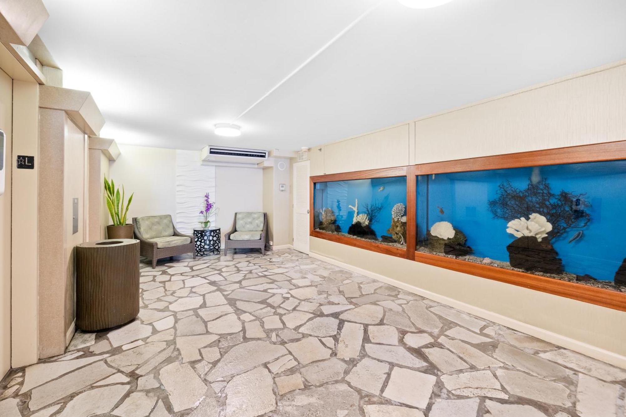 Steps To Waikiki Beach! Newly Renovated With 75" Tv Гонолулу Экстерьер фото