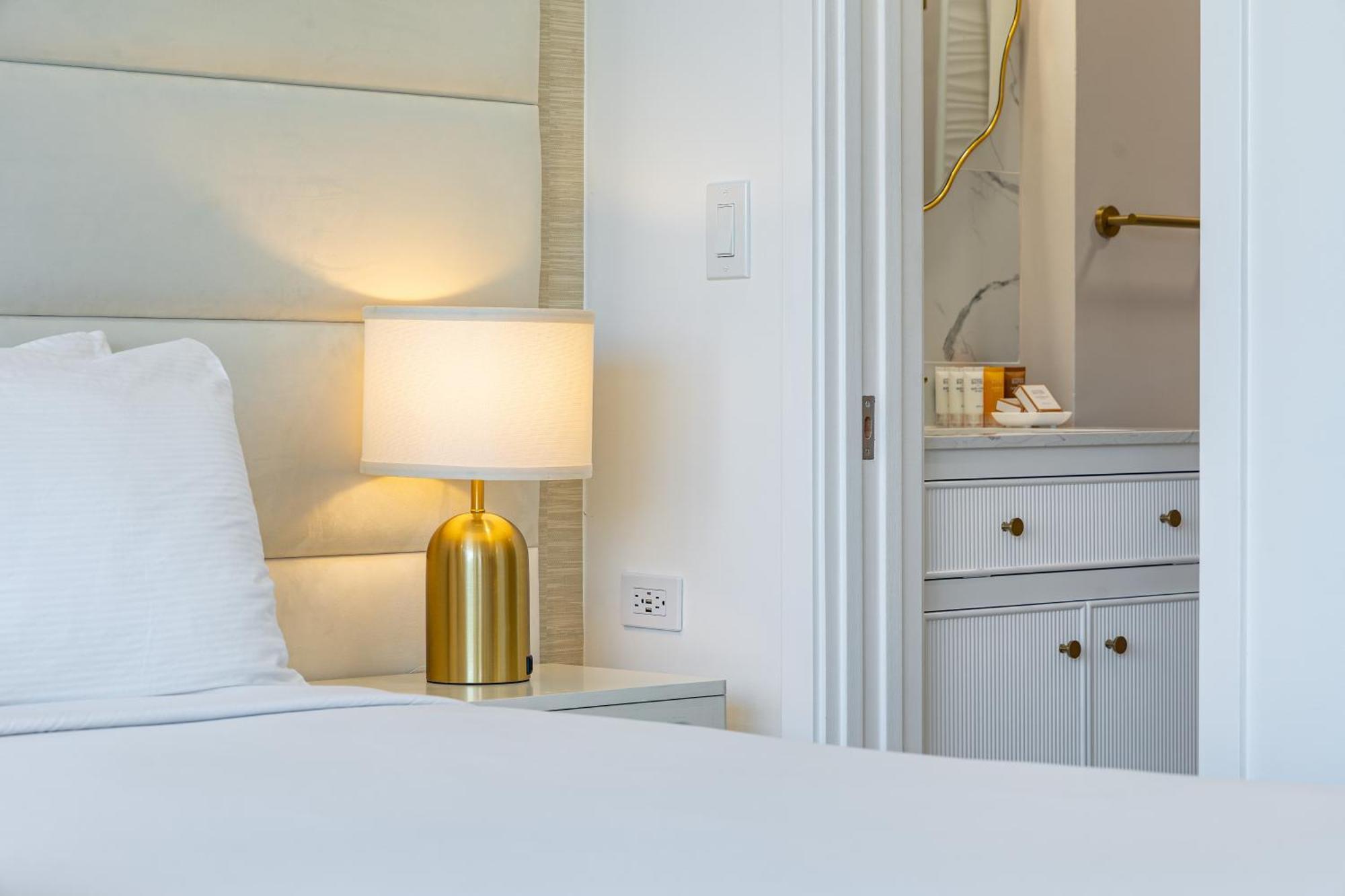 Steps To Waikiki Beach! Newly Renovated With 75" Tv Гонолулу Экстерьер фото