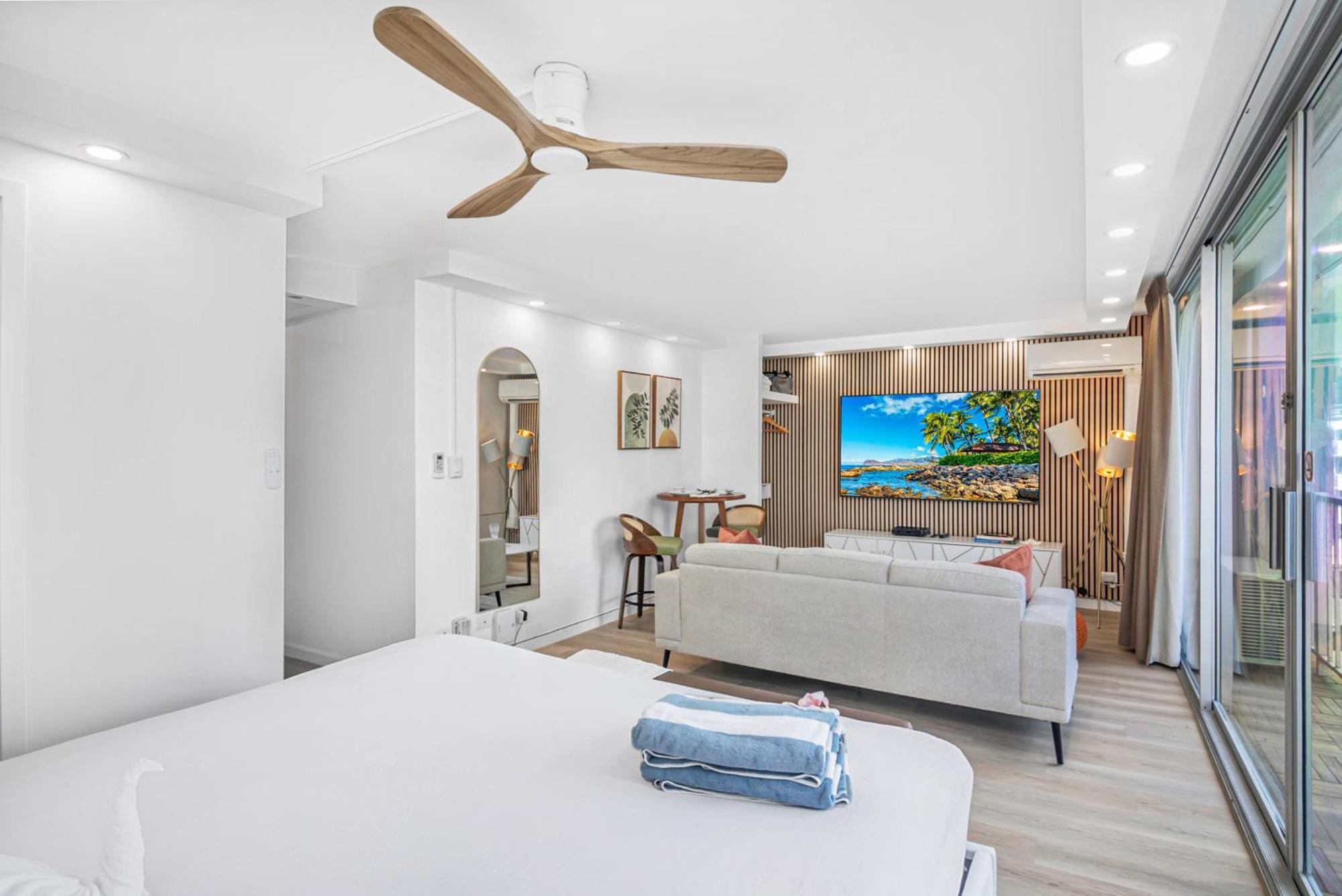 Steps To Waikiki Beach! Newly Renovated With 75" Tv Гонолулу Экстерьер фото