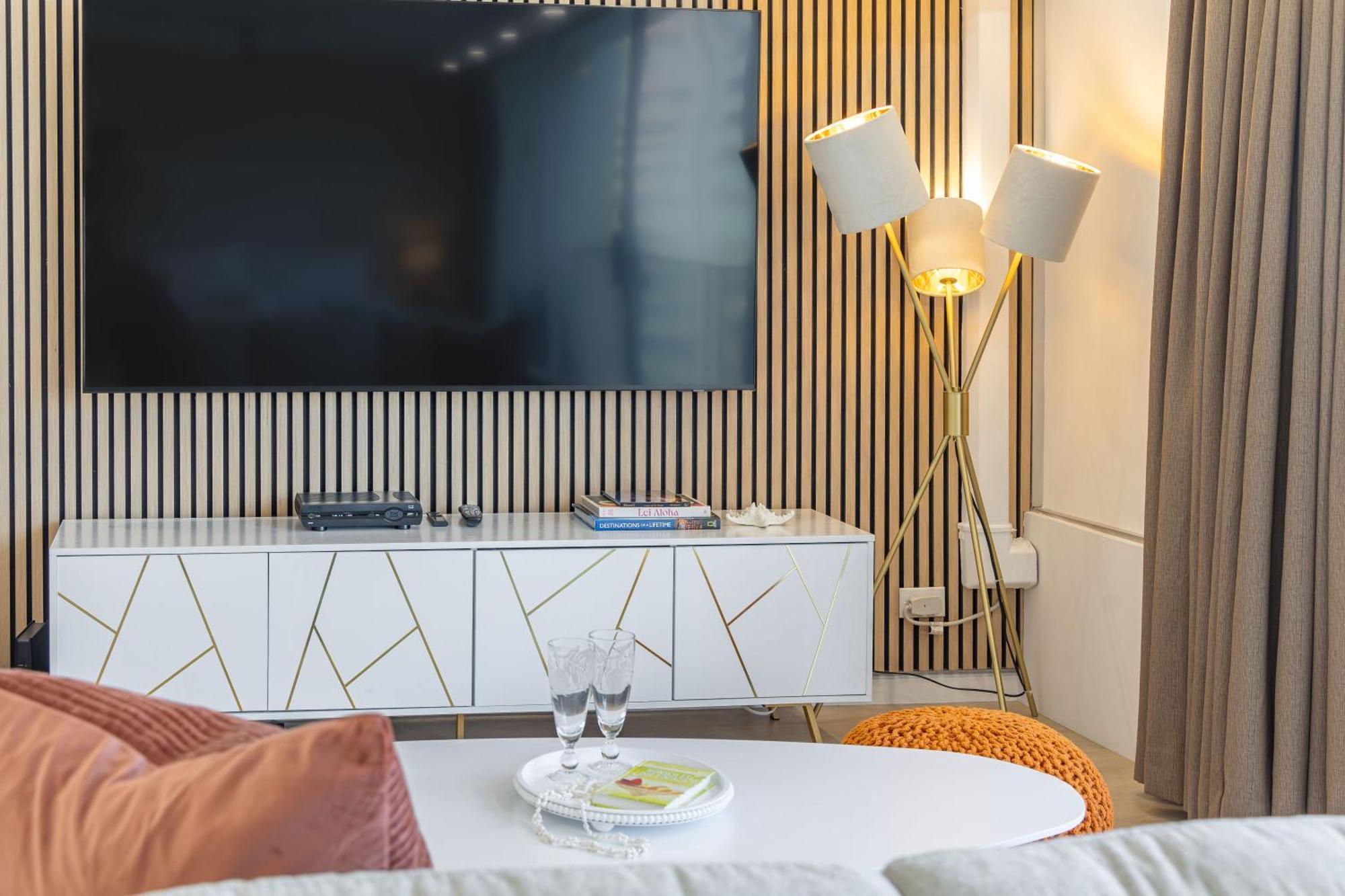 Steps To Waikiki Beach! Newly Renovated With 75" Tv Гонолулу Экстерьер фото